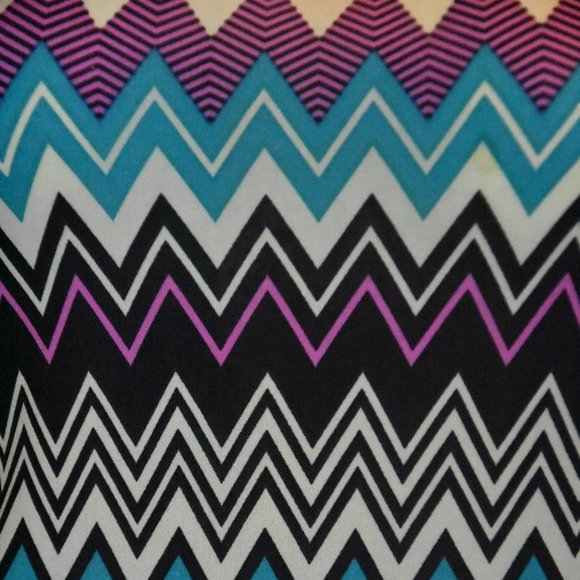 Nina Piu sz S One Shoulder Chevron Print Multi Color Top with Fluttering Sleeve - Picture 3 of 9